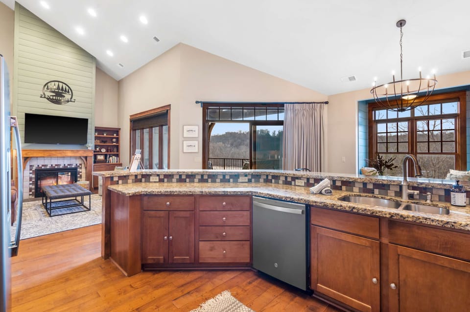 Condo, Multiple Beds, Balcony (Penthouse 7 on Taneycomo) | Interior