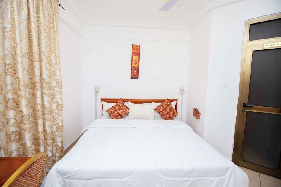 Standard Double or Twin Room | Desk, laptop workspace, WiFi (free), bed sheets