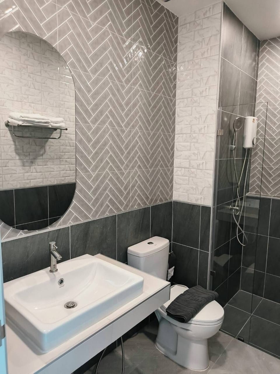 King Room with Balcony | Bathroom | Towels, soap, shampoo, toilet paper