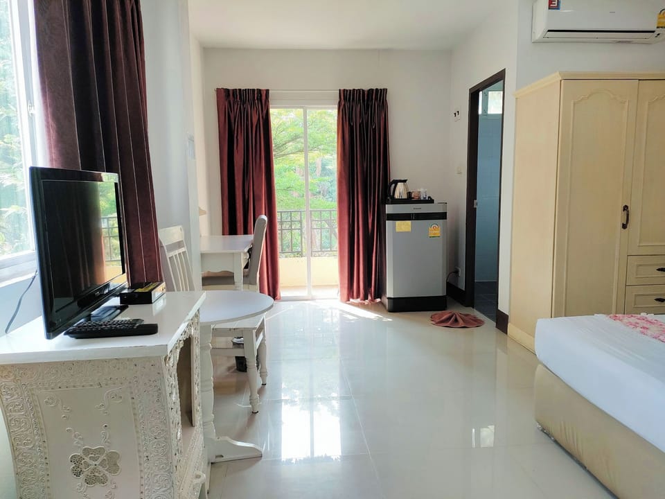 Classic Vintage Floors 2 and 3 | Minibar, desk, laptop workspace, WiFi (free)