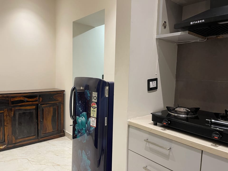 Full-size fridge, oven, cookware/dishes/utensils