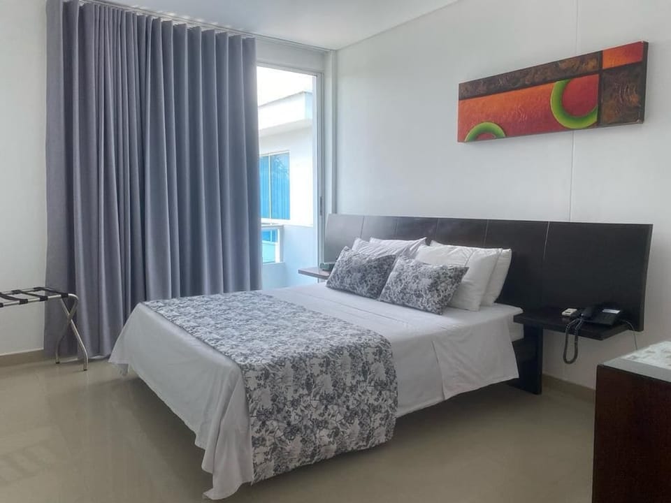 Standard Double Room Single Use | Minibar, in-room safe, desk, iron/ironing board