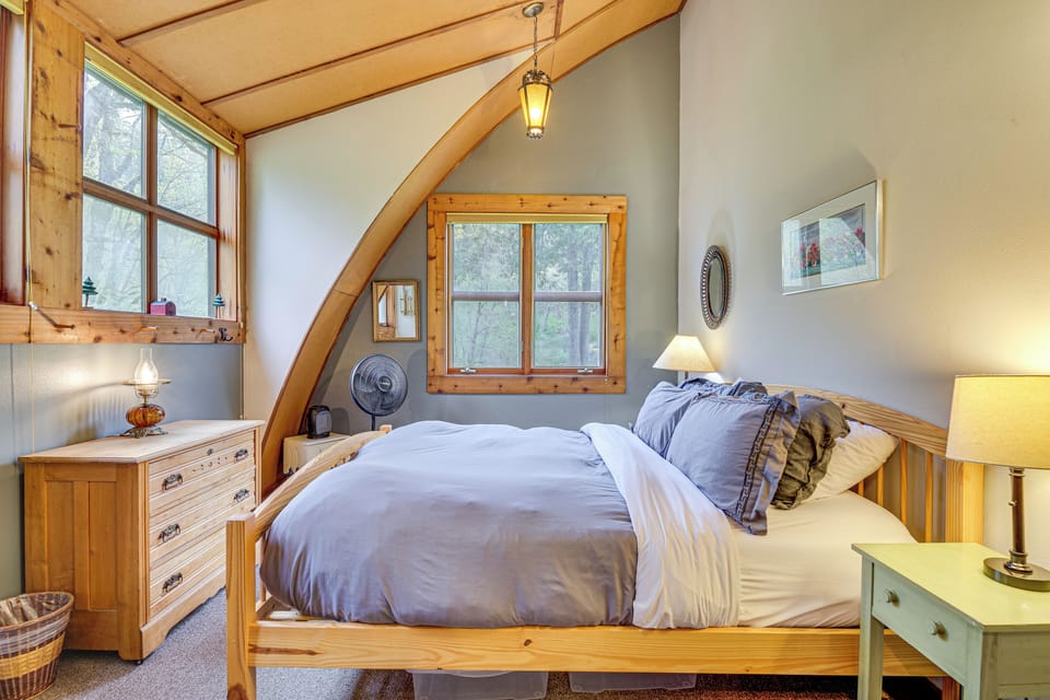 Riverfront Skykomish Cabin w/ Private Hot Tub! Cottage in King County