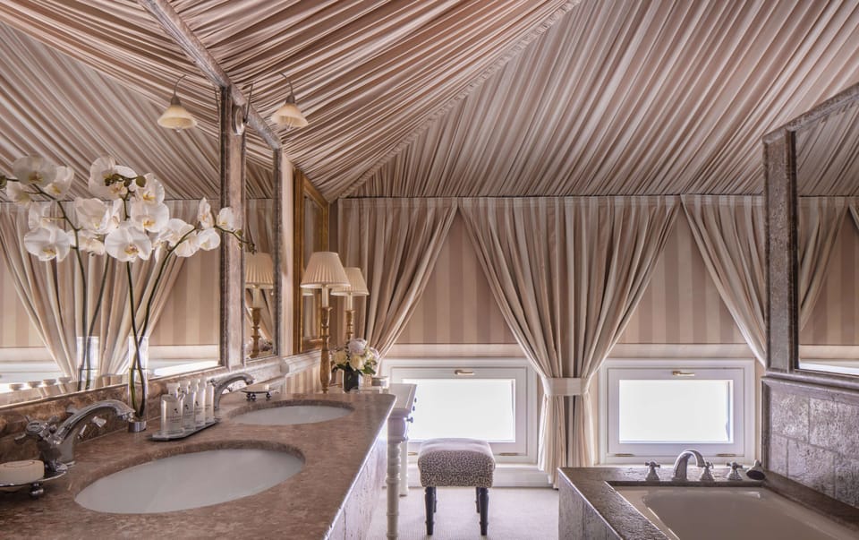 Suite (Atic Suite) | Bathroom | Deep soaking tub, rainfall showerhead, eco-friendly toiletries