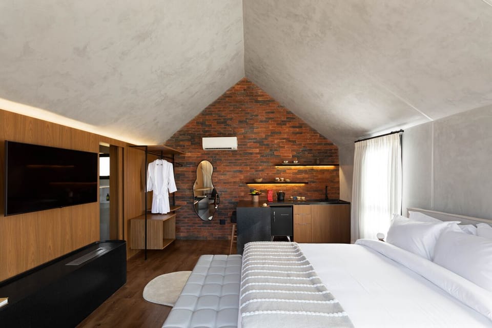 Pillowtop beds, in-room safe, soundproofing, free WiFi