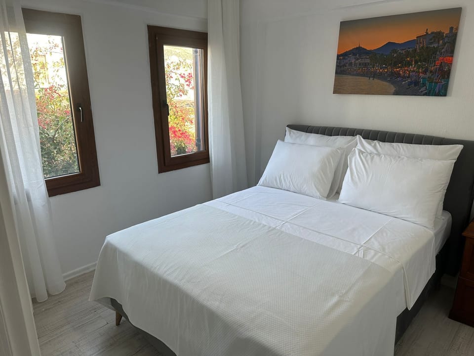 Standard Studio Suite | Soundproofing, iron/ironing board, free WiFi
