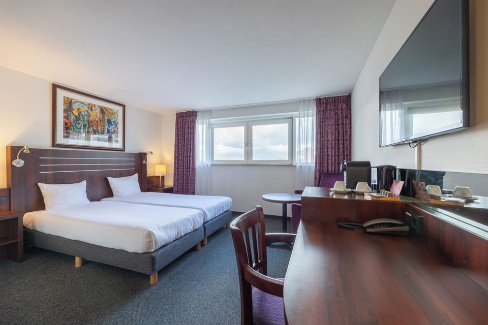 Comfort room | 1 bedroom, in-room safe, desk, soundproofing