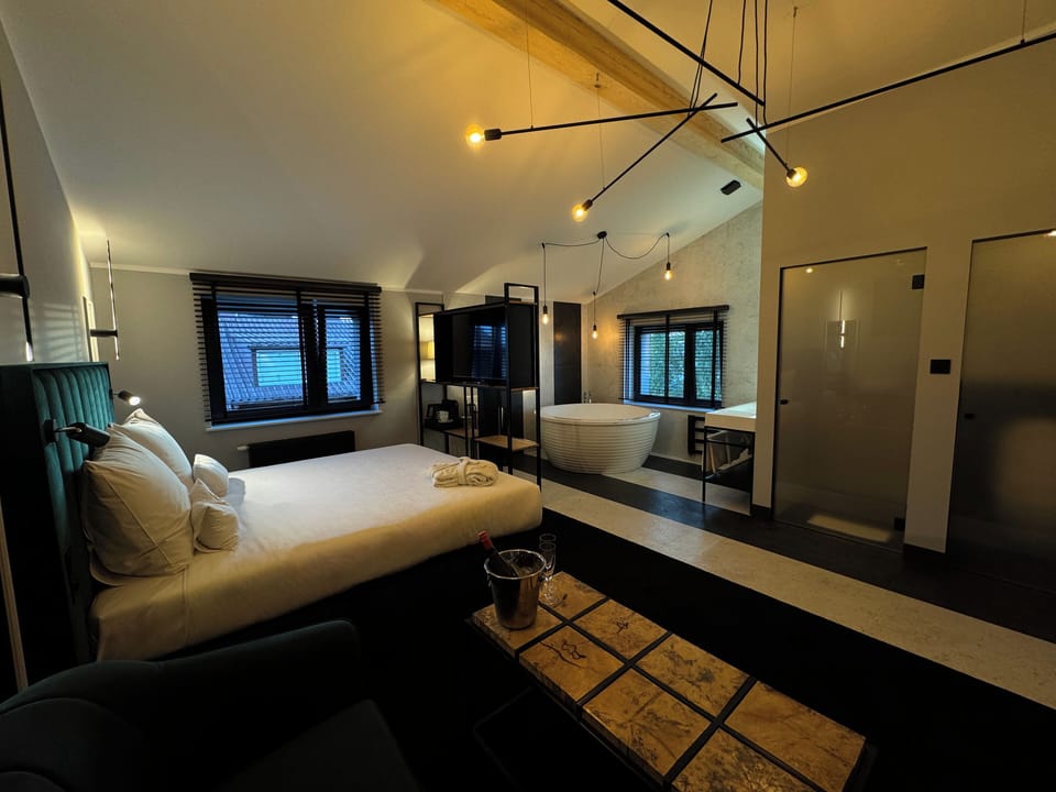 Studio Suite | Desk, free WiFi, bed sheets