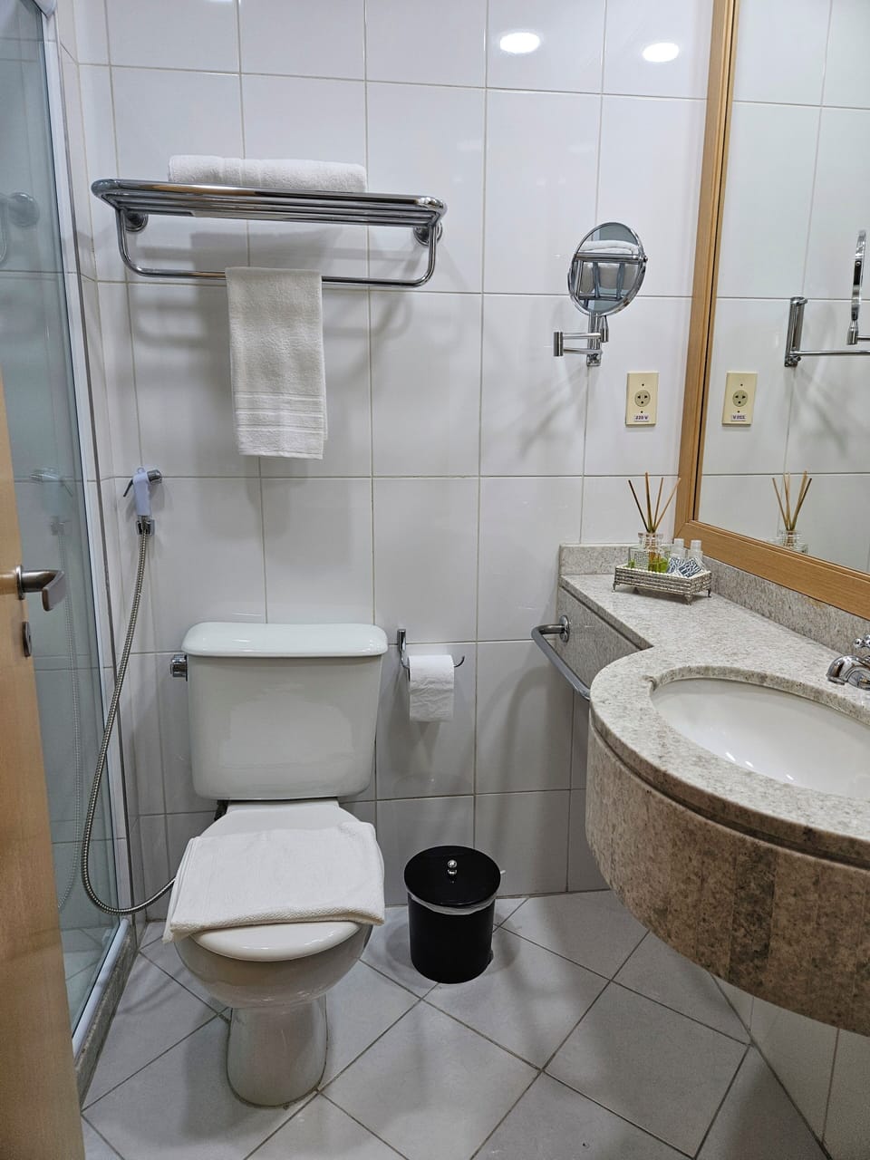 Deluxe Room, City View | Bathroom | Free toiletries, towels, soap, shampoo