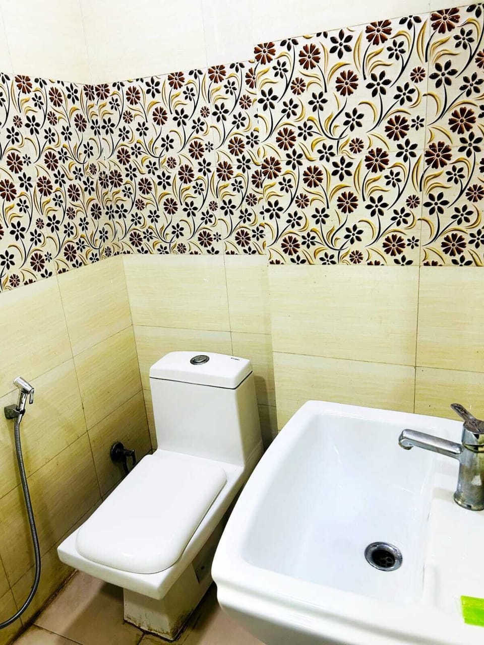 Deluxe Room, City View | Bathroom | Shower, rainfall showerhead, free toiletries, hair dryer