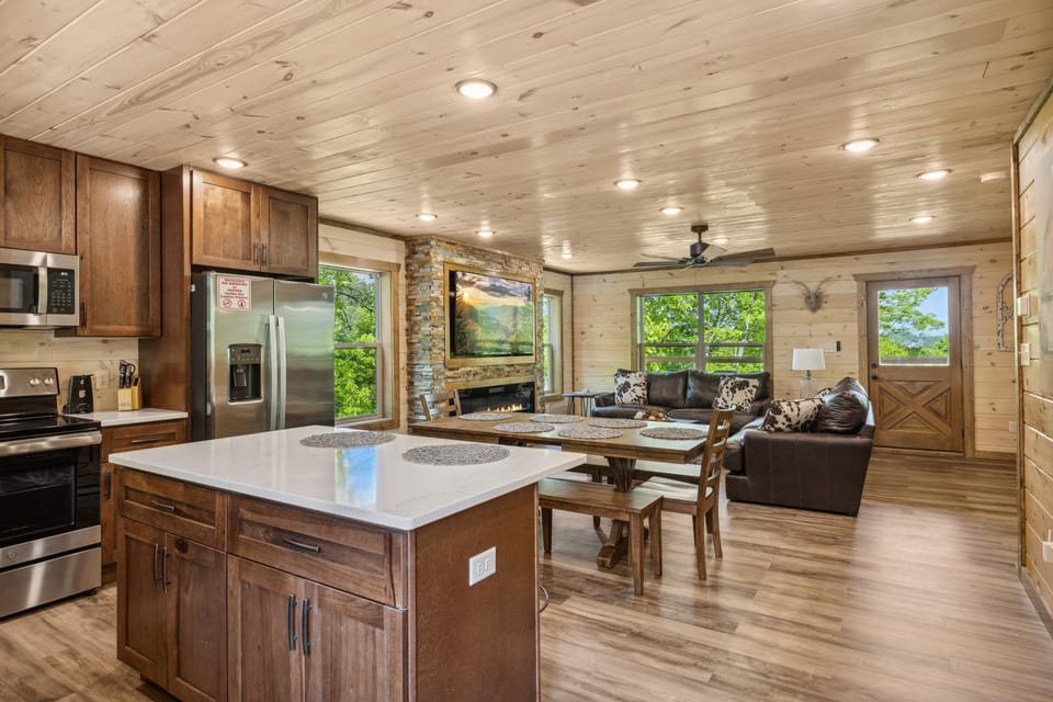 Cabin, 4 Bedrooms | Private kitchen | Coffee/tea maker, fridge, oven, toaster