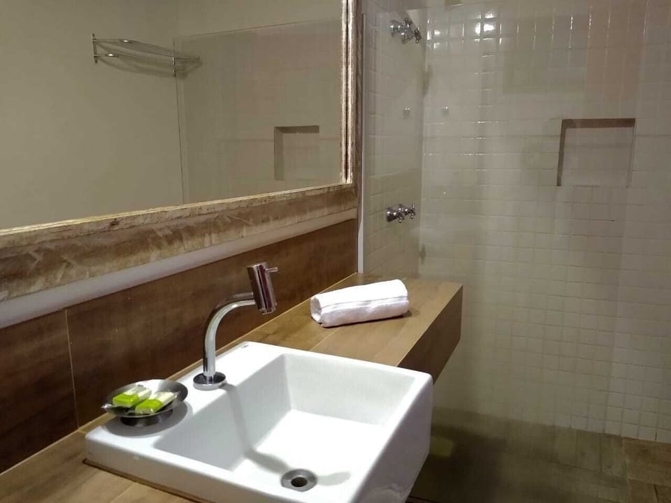 QUARTO QUADRUPLO COM VARANDA | Bathroom | Shower, free toiletries, towels