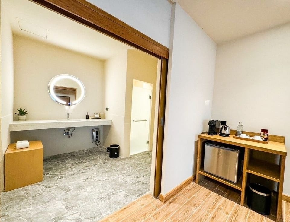 Standard Room | Minibar, in-room safe, blackout drapes, WiFi (free)