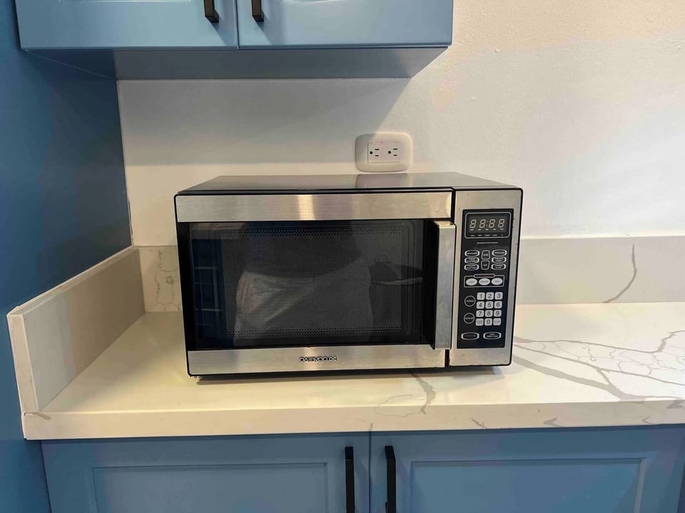 Apartment, 1 Bedroom, Balcony, Garden View | Microwave