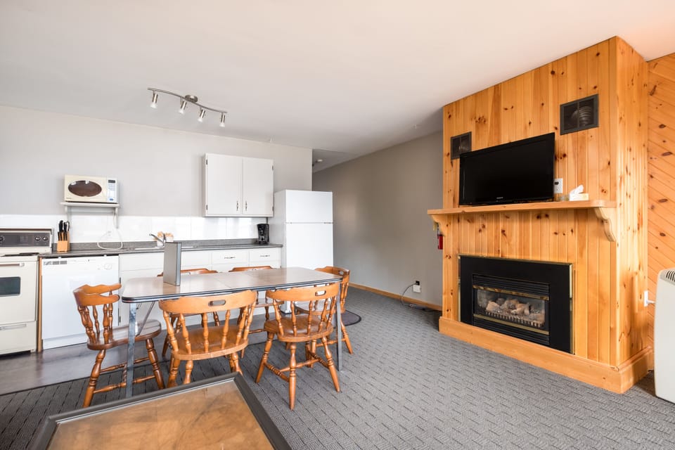 1 Bedroom Lakeview Condo  | Private kitchen