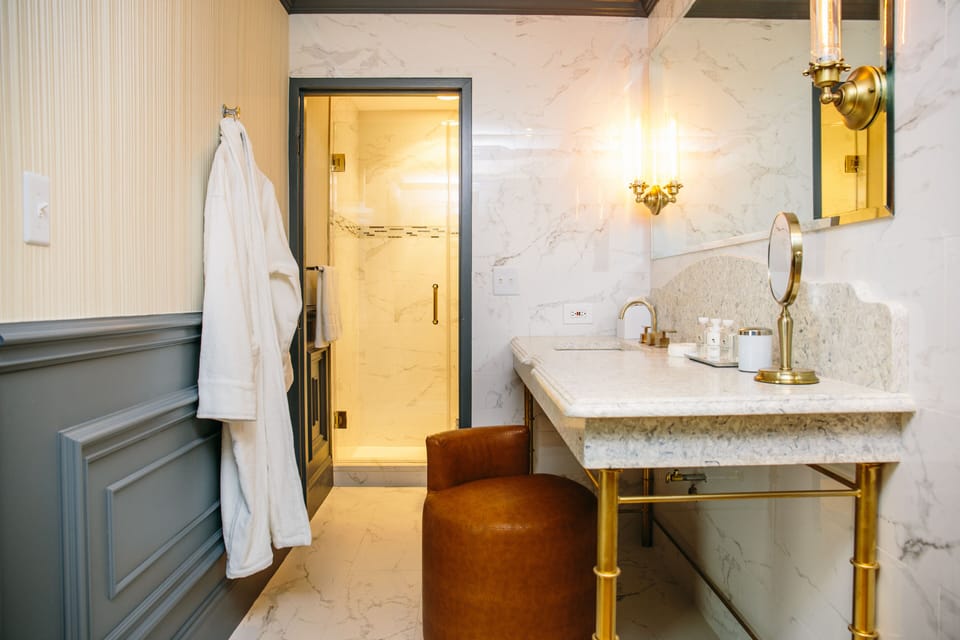 Premium Room, 1 King Bed | Bathroom | Shower, free toiletries, hair dryer, towels