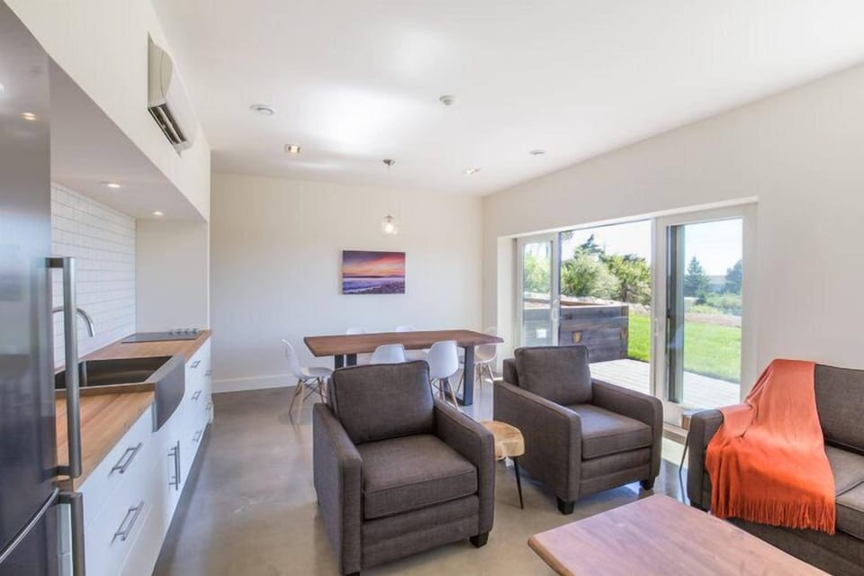 Deluxe Loft, 2 Bedrooms, Ground Floor | Living area | 60-inch flat-screen TV with cable channels, TV