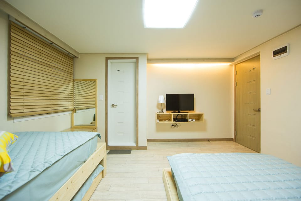 Family Room | Iron/ironing board, free WiFi, bed sheets