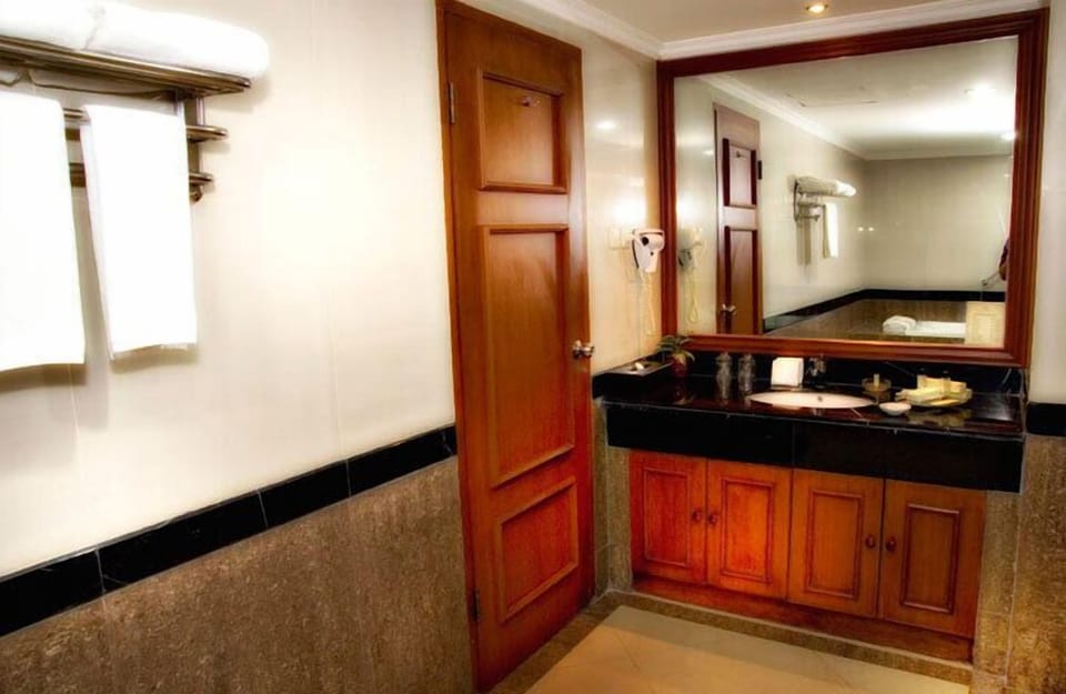 Shower, free toiletries, hair dryer