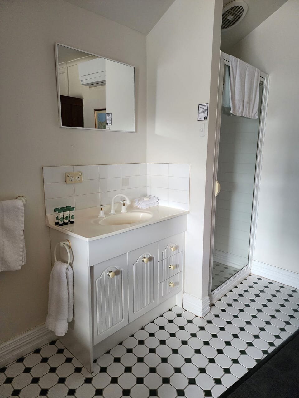 Business Room, 1 Double Bed | Bathroom | Shower, designer toiletries, hair dryer, towels