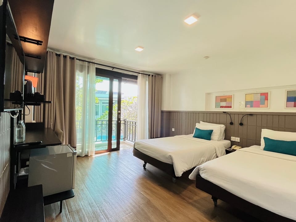 Deluxe Twin Room with Balcony | Premium bedding, minibar, in-room safe, desk