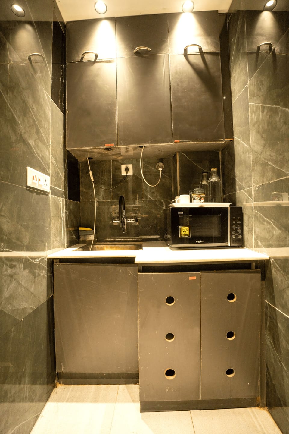 Las Vegas Casino Suite with Jacuzzi | Private kitchen | Coffee/tea maker, electric kettle
