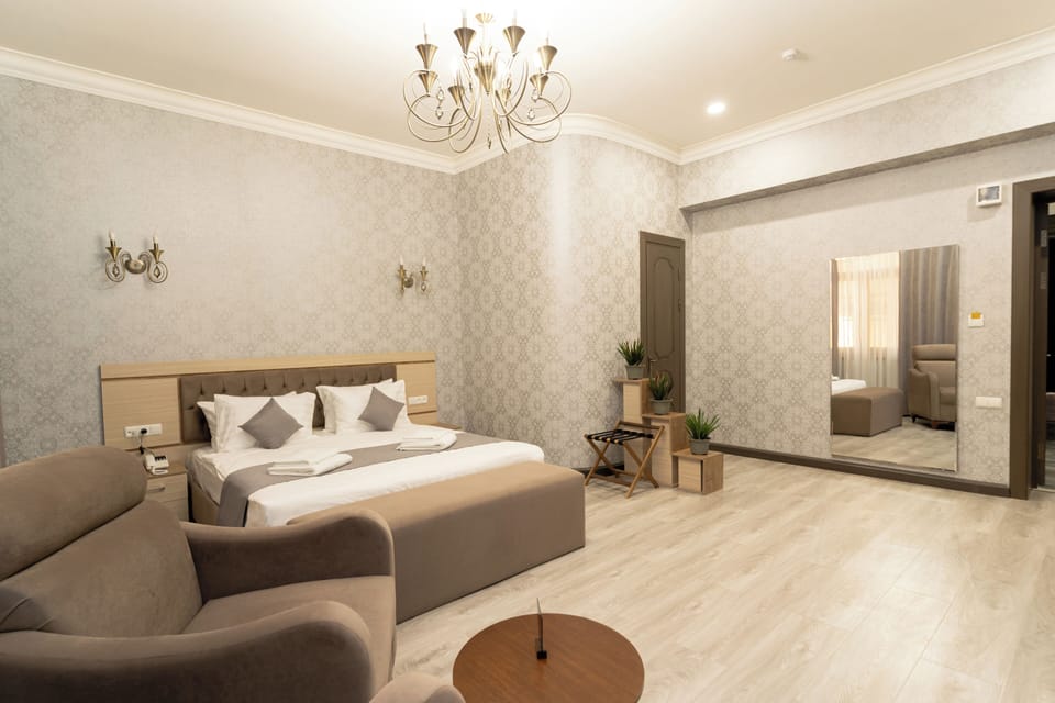 Suite | Premium bedding, Select Comfort beds, in-room safe, desk
