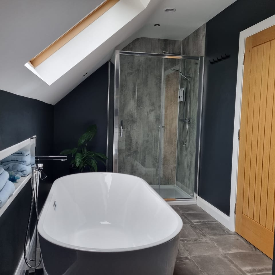 Superior Double Room, 1 Double Bed, Private Bathroom, Garden View | Bathroom | Free toiletries, hair dryer, towels, soap