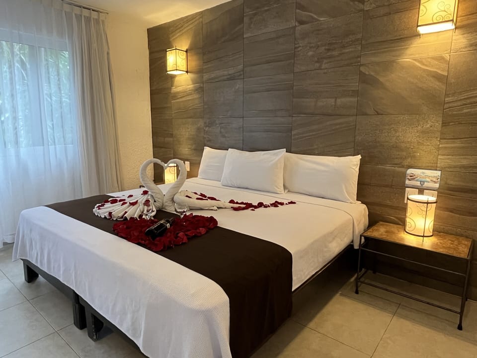 Honeymoon Room | In-room safe, blackout drapes, free WiFi, bed sheets