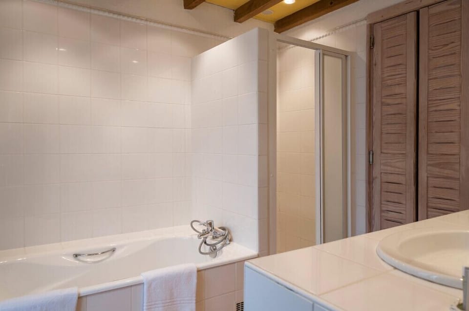 Apartment (cottage) | Bathroom | Free toiletries, hair dryer, bathrobes, slippers