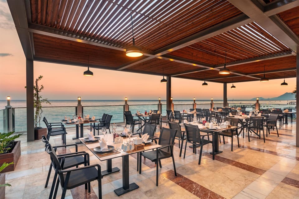 6 restaurants; breakfast, lunch, and dinner served