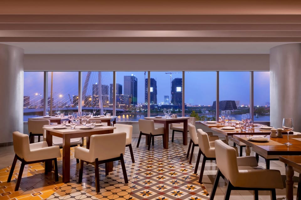 2 restaurants; breakfast, lunch, dinner, and brunch served