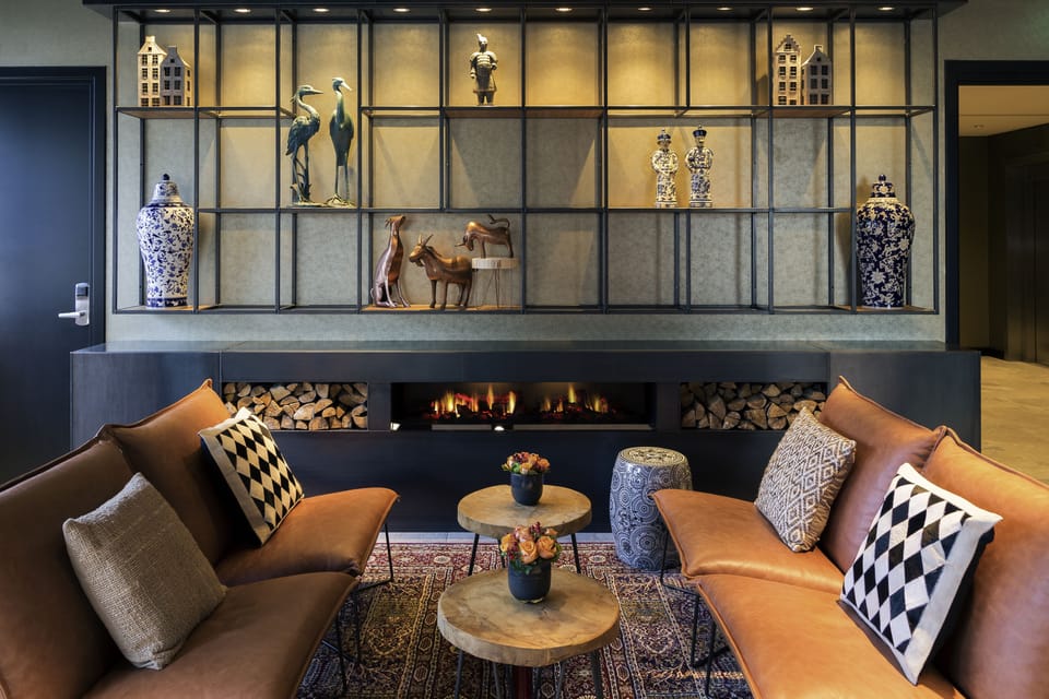 Lobby lounge