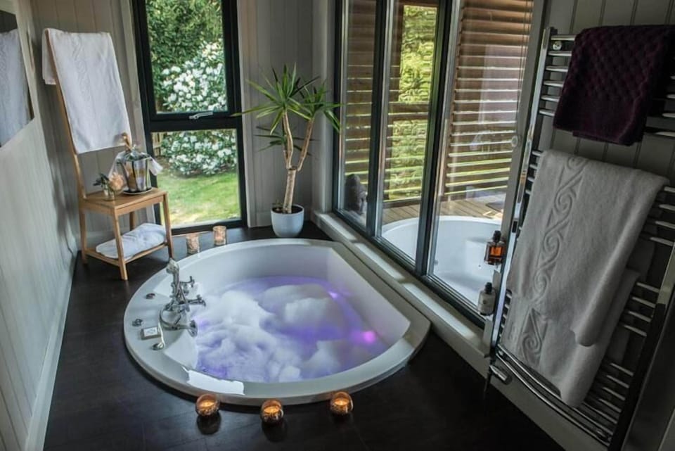 Deluxe Suite, 2 Bedrooms | Bathroom | Towels