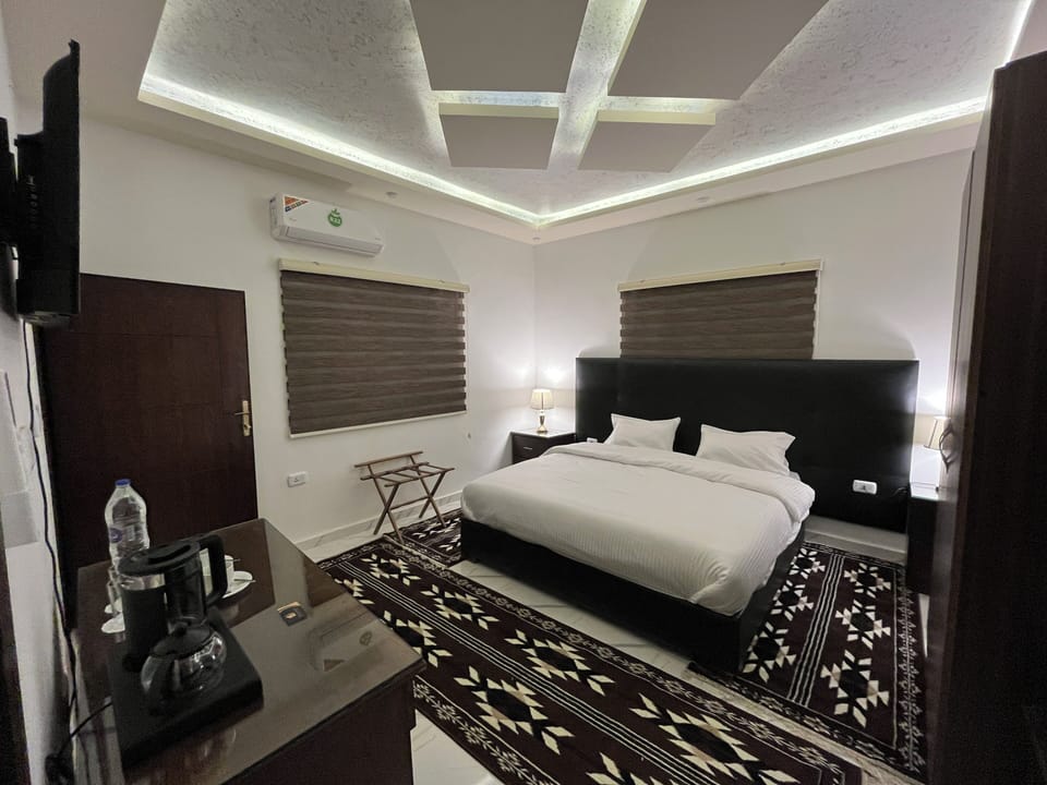Deluxe Double Room | Minibar, in-room safe, laptop workspace, blackout drapes