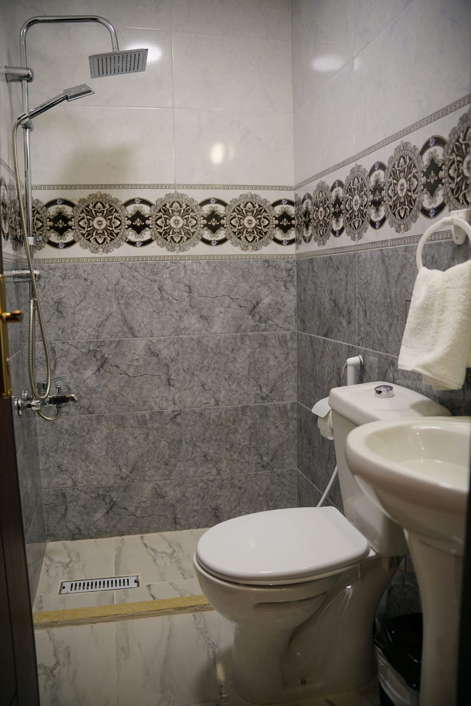 Combined shower/tub, rainfall showerhead, hair dryer, slippers
