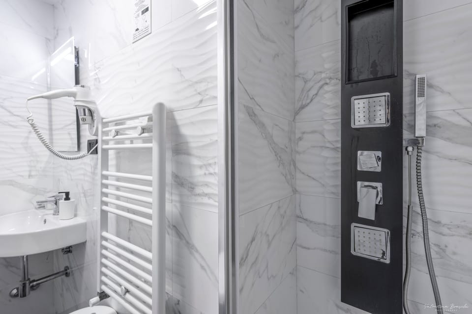 Deep soaking tub, hair dryer, towels