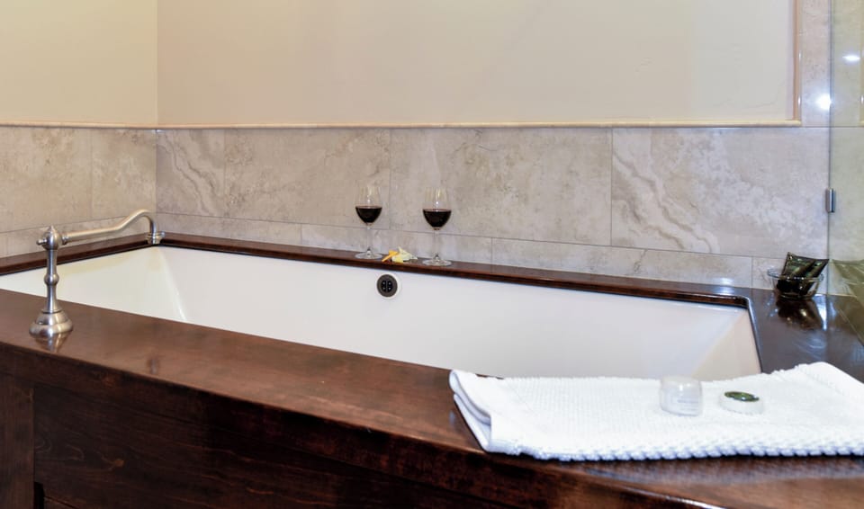 09 Finch Guest House King Spa Fireplace | Jetted tub
