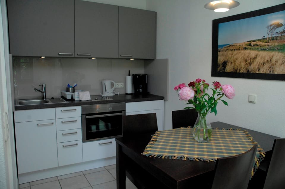 Coffee/tea maker, fridge, highchair
