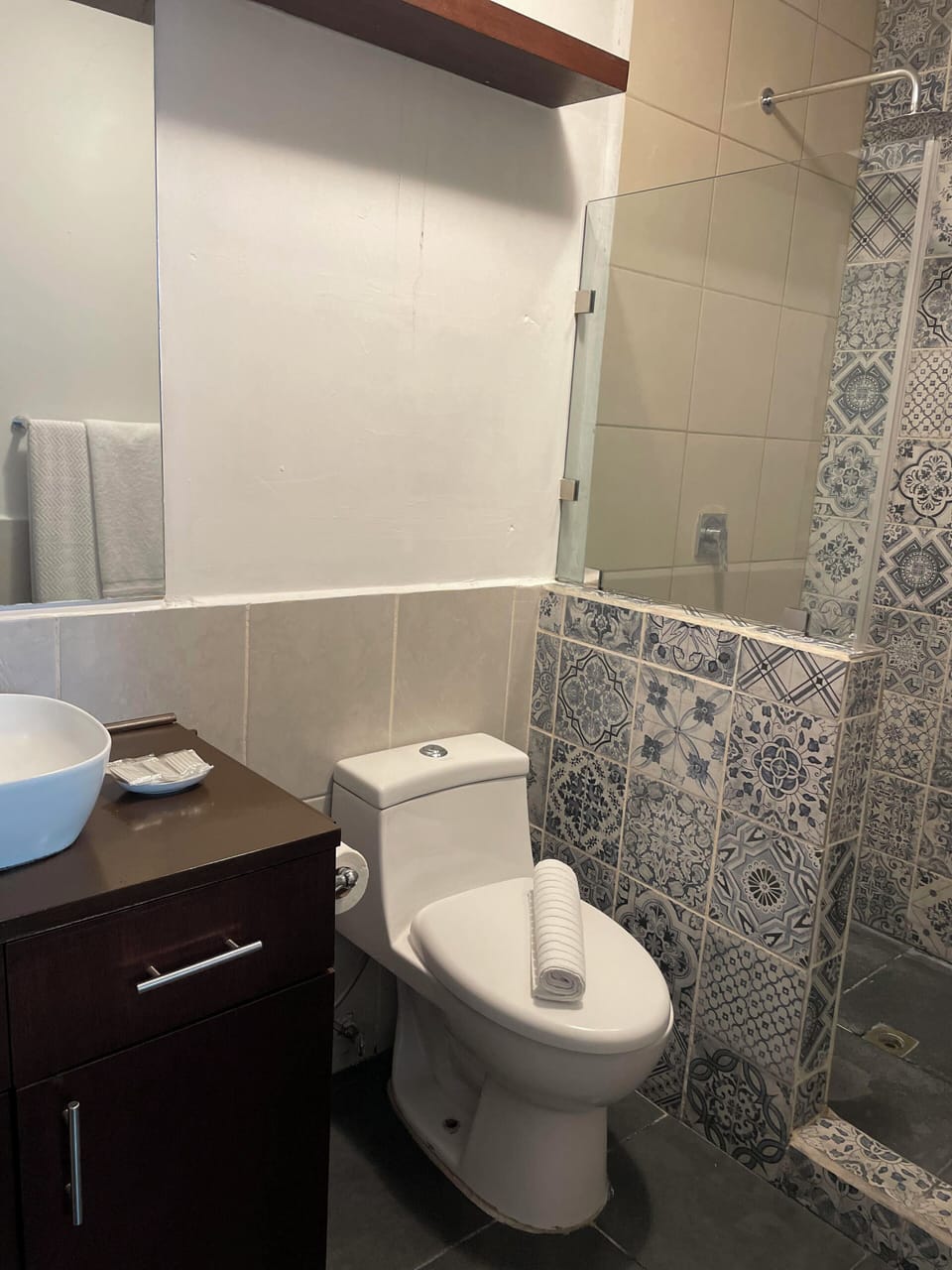 Traditional Room | Bathroom | Shower, towels, soap, shampoo