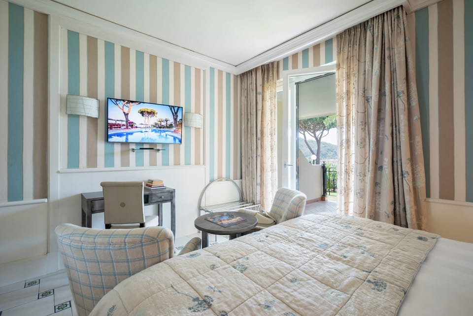 Frette Italian sheets, premium bedding, free minibar, in-room safe
