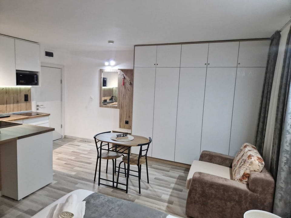 Comfort Apartment | Living area | Smart TV