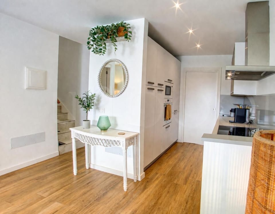 Deluxe House | Private kitchen | Oven, electric kettle, cleaning supplies