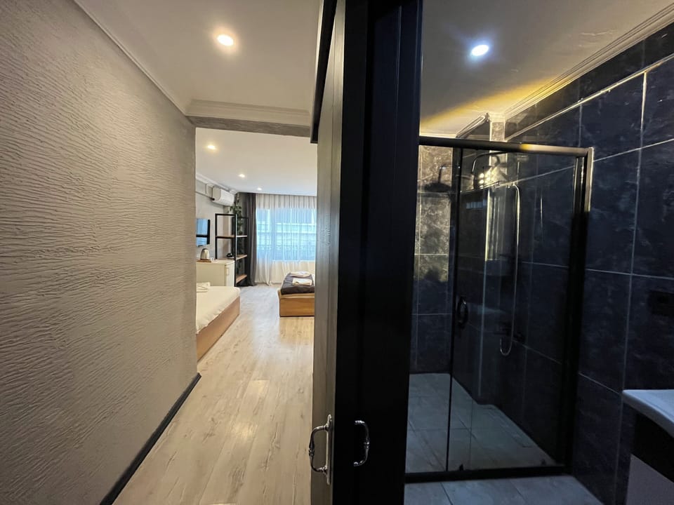 Deluxe Triple Room | Soundproofing, iron/ironing board, free WiFi