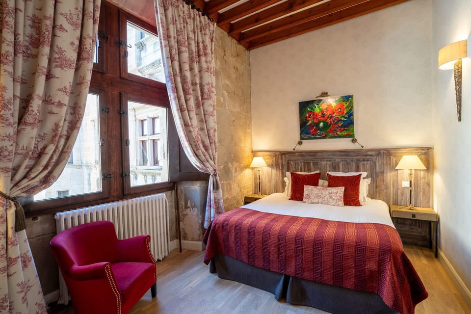 Standard Room, 1 King Bed, Non Smoking | In-room safe, individually decorated, desk, iron/ironing board