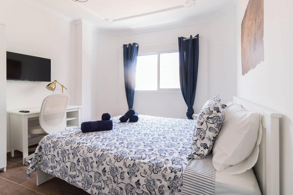 Classic Double Room | Hypo-allergenic bedding, down comforters, individually decorated, desk