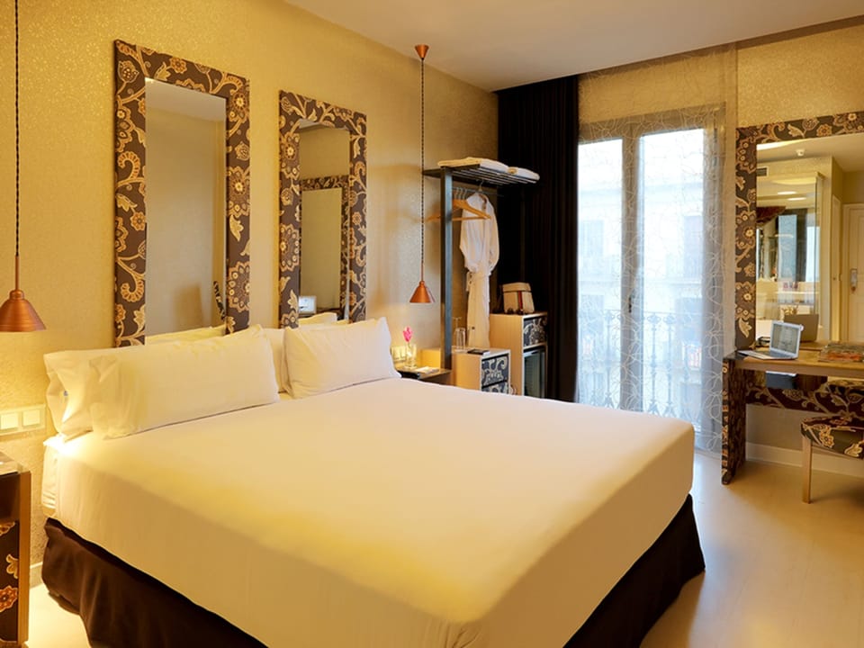 Minibar, in-room safe, free WiFi, bed sheets