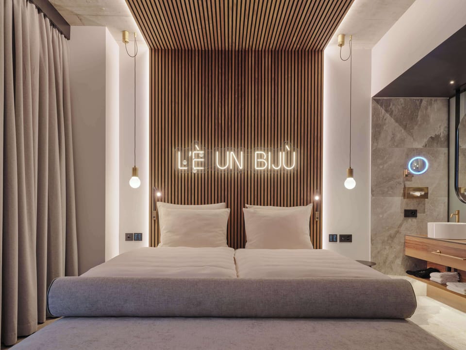 Hypo-allergenic bedding, minibar, desk, laptop workspace