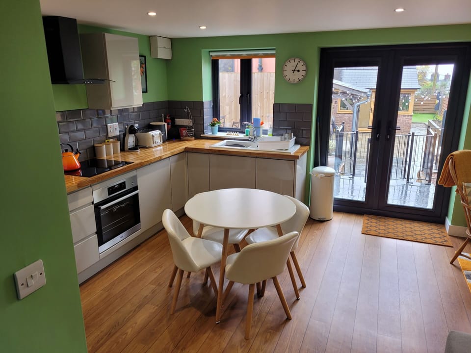 Cabin | Private kitchen | Fridge, microwave, oven, stovetop