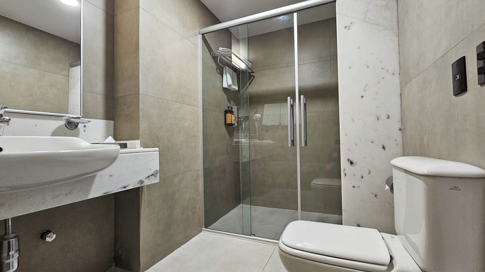 Superior Quadruple Room | Bathroom | Eco-friendly toiletries, hair dryer, towels, soap